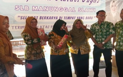 Pelepasan mutasi tugas Bu Dyah Nurmaulah dan Bu Sri Kristanti  yang pindah ke tempat yang baru